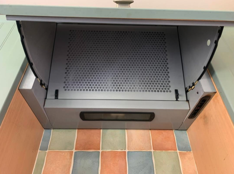 Extractor hood before cleaning
